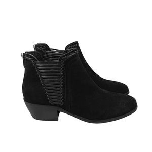 Ankle Boots / Booties in Black
Suede with design on sides from Vince Camuto